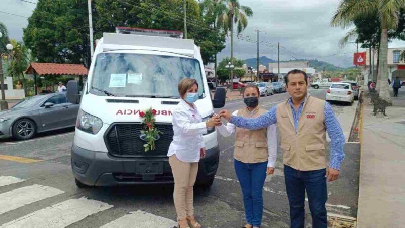 ENTREGA ALCALDE AMBULANCIA A UNIDAD MÉDICA MUNICIPAL DIF