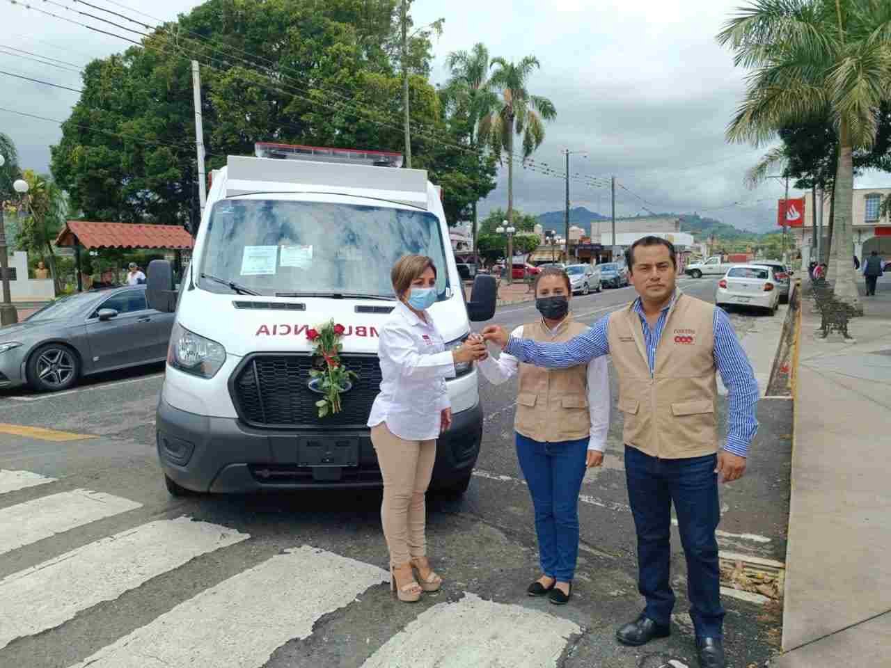 ENTREGA ALCALDE AMBULANCIA A UNIDAD MÉDICA MUNICIPAL DIF