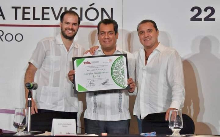 ENTREGAN RADIODIFUSORES RECONOCIMIENTO A SERGIO GUTIÉRREZ