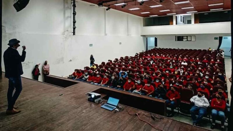 LLEVAN ‘CUENTACUENTOS’ A ALUMNOS DE COSCOMATEPEC