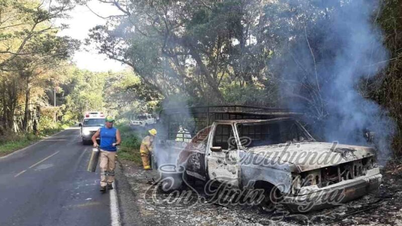 SE INCENDIA CAMIONETA EN LA BARRANCA DEL JAMAPA