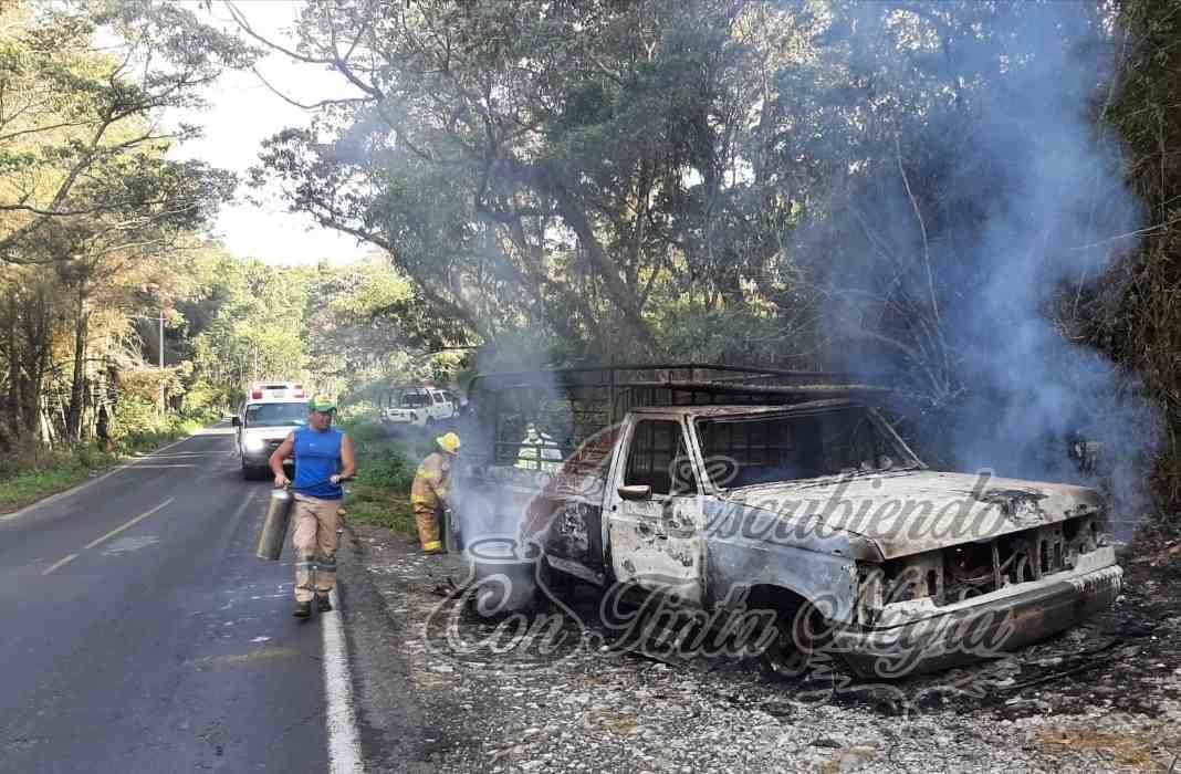 SE INCENDIA CAMIONETA EN LA BARRANCA DEL JAMAPA