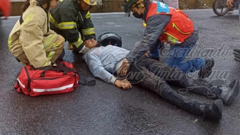 IMPACTA AUTO A MOTOCICLISTA Y ESCAPA