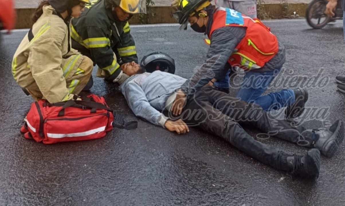 IMPACTA AUTO A MOTOCICLISTA Y ESCAPA