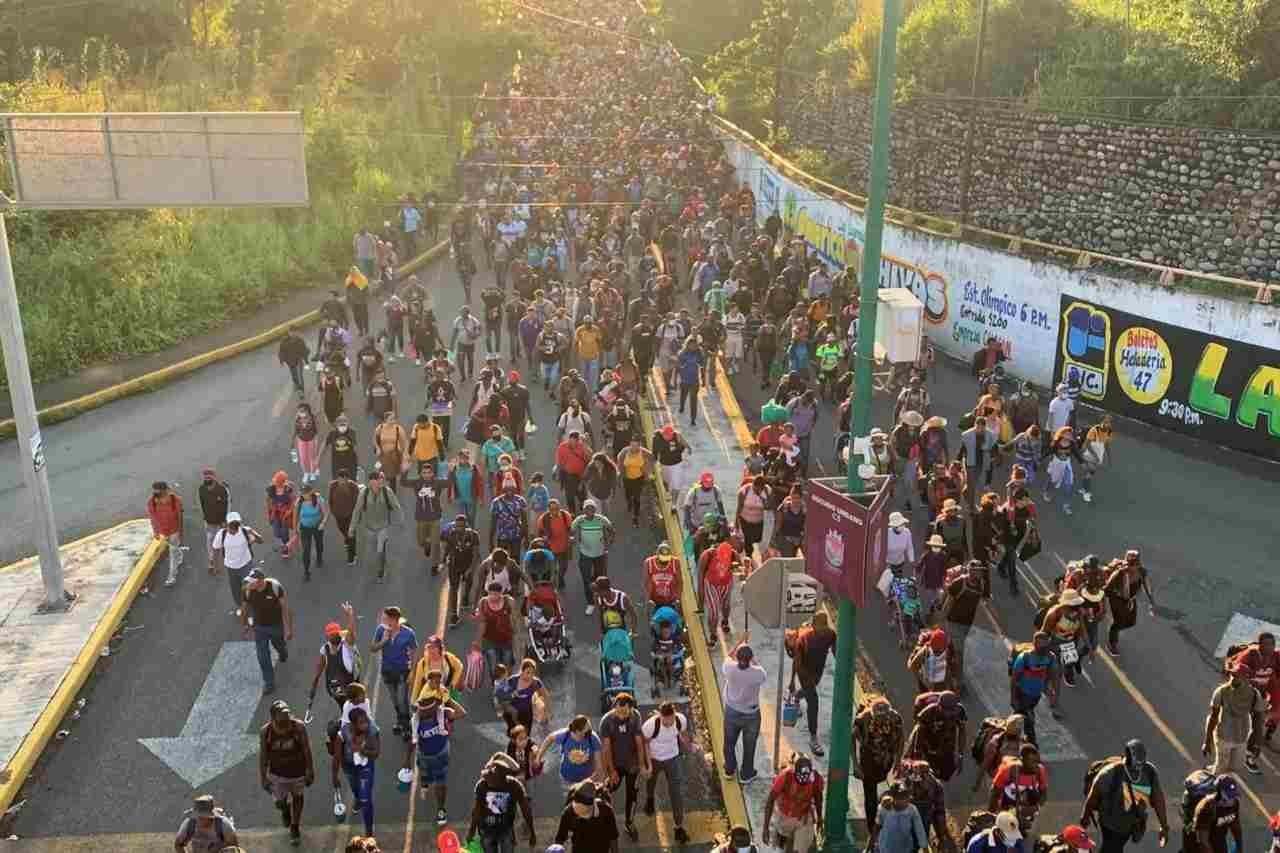 NUEVA CARAVANA CON 2 MIL MIGRANTES SALE DE TAPACHULA RUMBO A EU