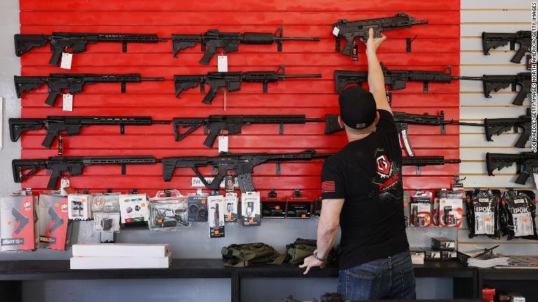 LEY CONTRA PORTACIÓN DE ARMAS EN PÚBLICO ENTRA EN VIGOR DESDE SEPTIEMBRE