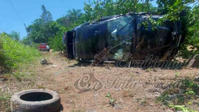 TERMINAN DESTROZADOS AL CHOCAR DE COSTADO