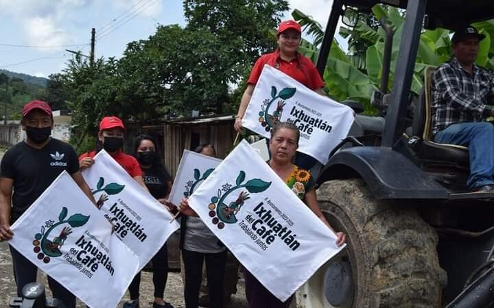 ALCALDESA DE IXHUATLÁN DA BANDERAZO EN IXCAPANTLA
