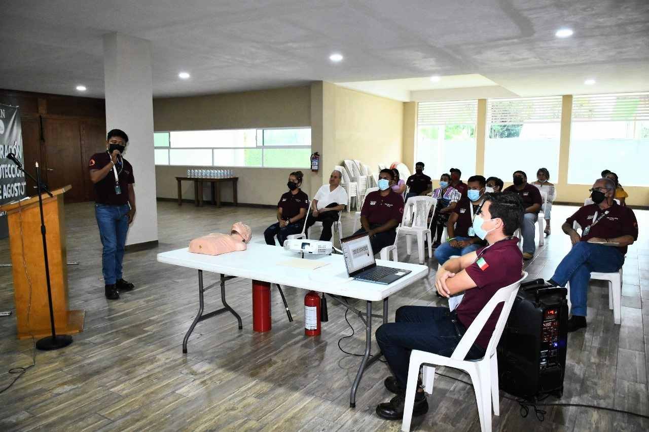 CAPACITAN A COMERCIANTES DEL MERCADO 3 DE AGOSTO