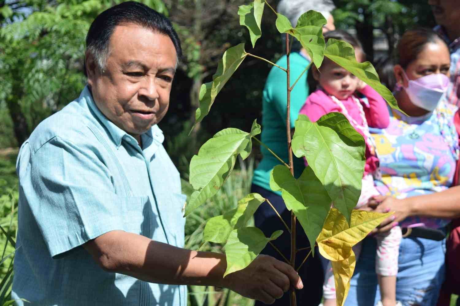 INVITA JUAN MARTÍNEZ A ADOPTAR UN ÁRBOL