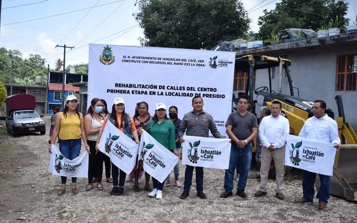 CONTINÚA DORA ANGÉLICA GALICIA CON BANDERAZOS DE OBRA