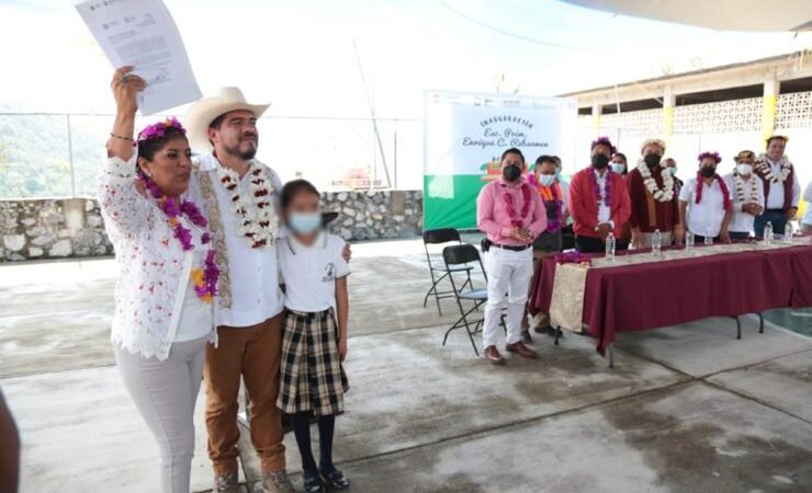 ZENYAZEN ENTREGAN ESCRITURAS E INSTALACIONES NUEVAS A ESCUELA EN ZONGOLICA