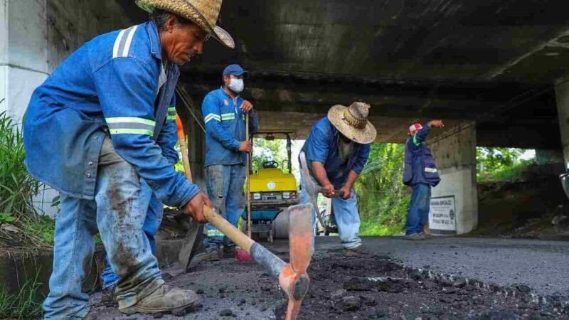 INICIA BACHEO Y MEJORAMIENTO DE CAMINOS A COMUNIDADES