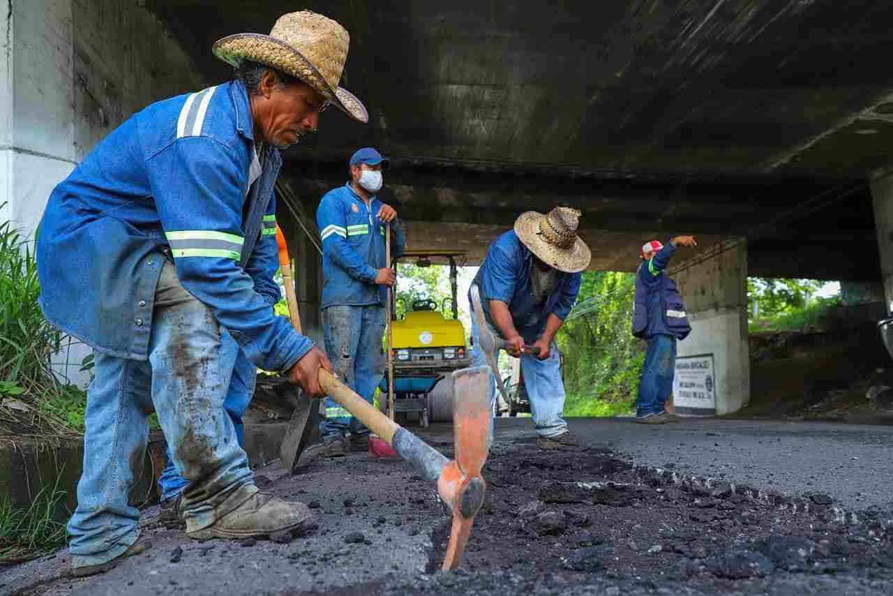INICIA BACHEO Y MEJORAMIENTO DE CAMINOS A COMUNIDADES