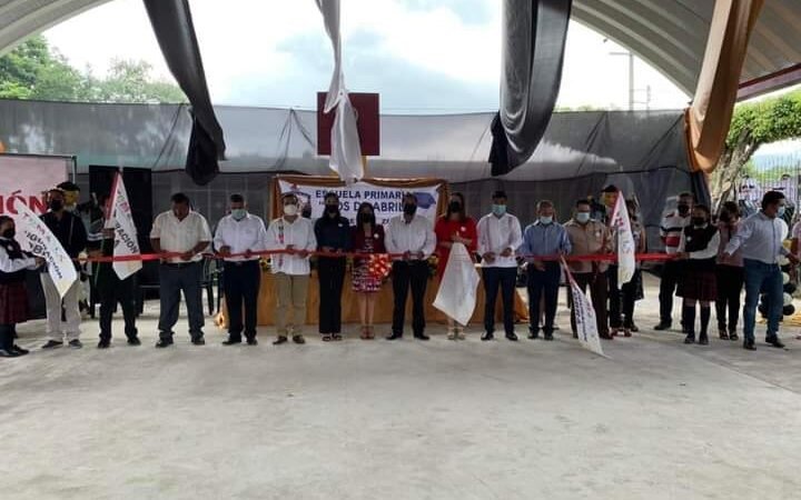 INAUGURA ANTONIO FLORES CANCINO DOMO EN PRIMARIA DE TECAMA