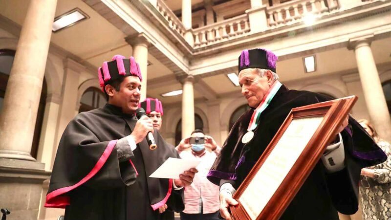 ENTREGAN HONORIS CAUSA AL PERIODISTA JOSÉ PABLO ROBLES MARTÍNEZ