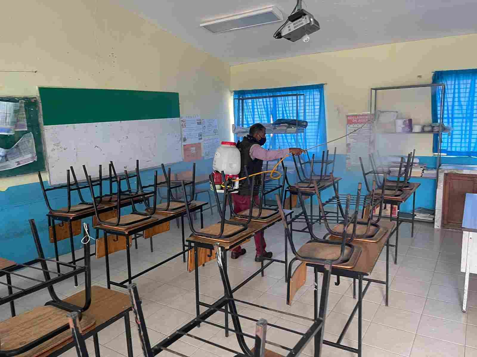 REFORZARÁ AYUNTAMIENTO ACCIONES DE DESINFECCIÓN DE COVID-19 EN ESCUELAS DURANTE PERÍODO VACACIONAL 