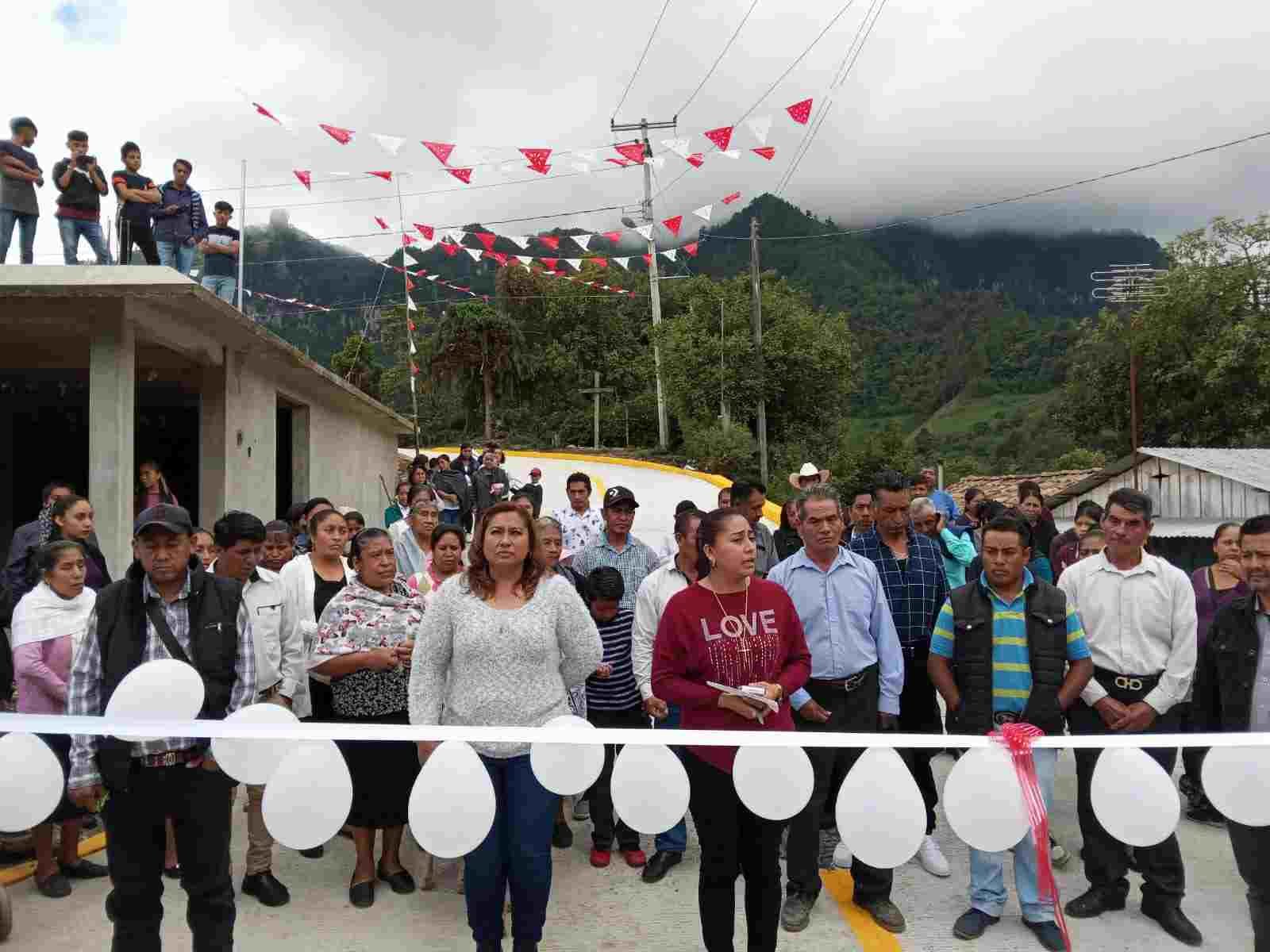 INAUGURA ALCALDESA DE CALCAHUALCO OBRA EN MAQUIXTLA