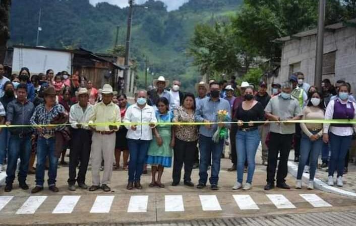 INAUGURA ERNESTO RUÍZ PAVIMENTACIÓN EN TETLA