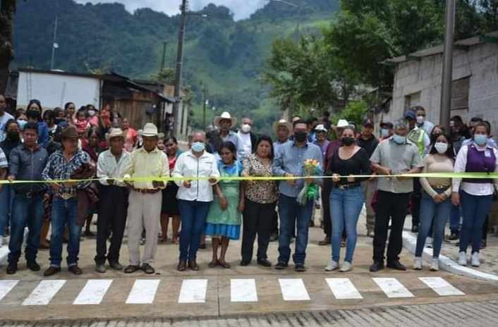 INAUGURA ERNESTO RUÍZ PAVIMENTACIÓN EN TETLA