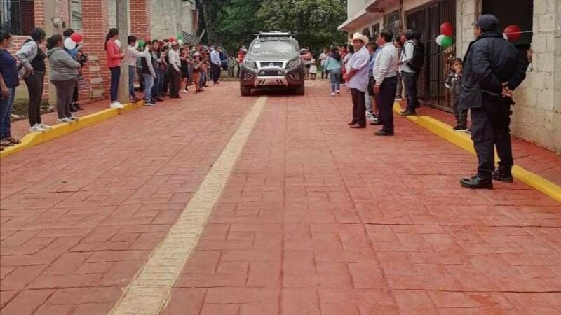 INAUGURA ALCALDESA PAVIMENTACIÓN EN EXCOLA