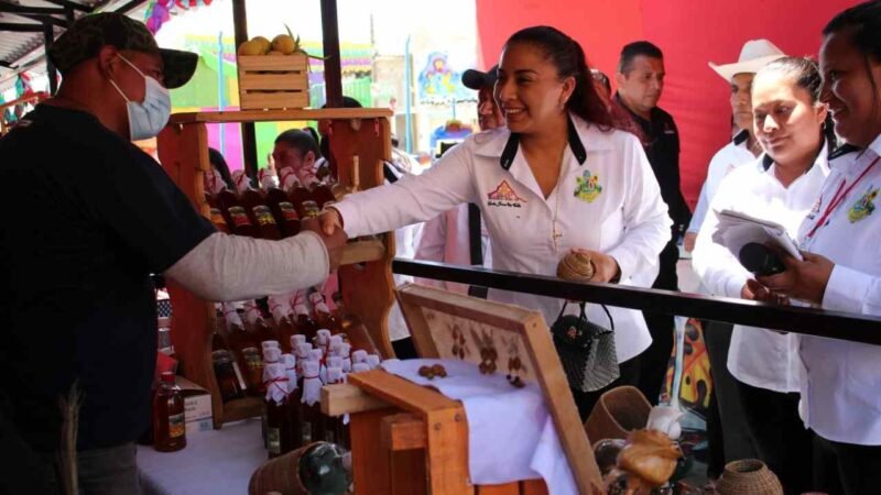 INAUGURA GUADALUPE ROSAS FERIA DEL DURAZNO