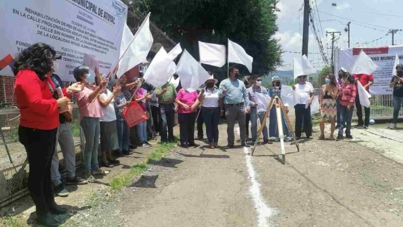 ENCABEZA ALCALDE DE ATOYAC 4 BANDERAZOS DE OBRA