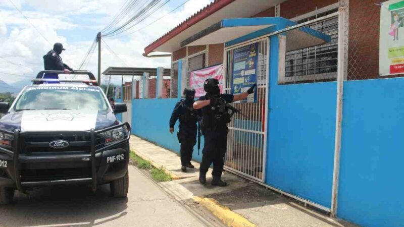 REFUERZA POLICÍA MUNICIPAL VIGILANCIA EN ESCUELAS