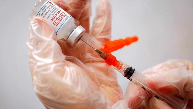 REINO UNIDO, PRIMER PAÍS EN APROBAR UNA VACUNA BIVALENTE CONTRA EL COVID-19