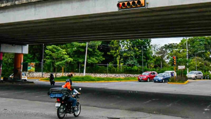 CONDUCTORES NO RESPETAN SEMÁFORO EN ROJO