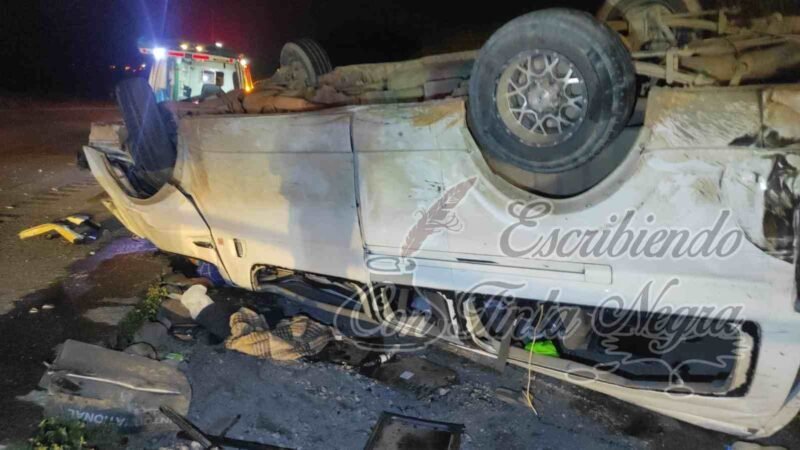 MUERE PRENSADA EN VOLCADURA