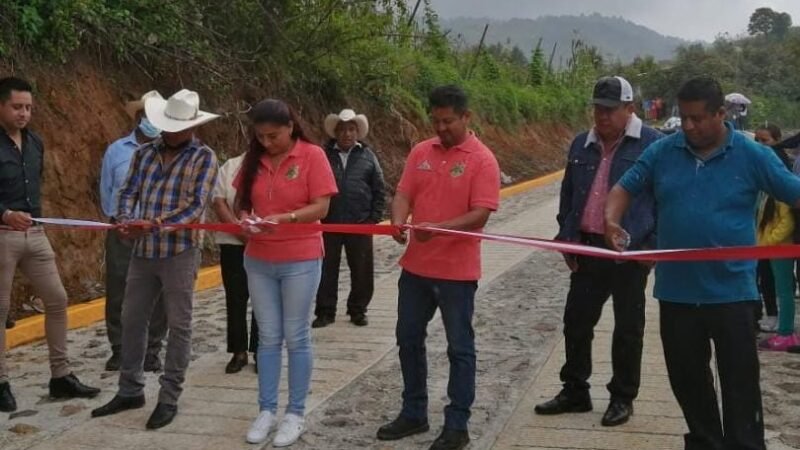 INAUGURA ALCALDESA DE CALCAHUALCO SEPTIMA OBRA