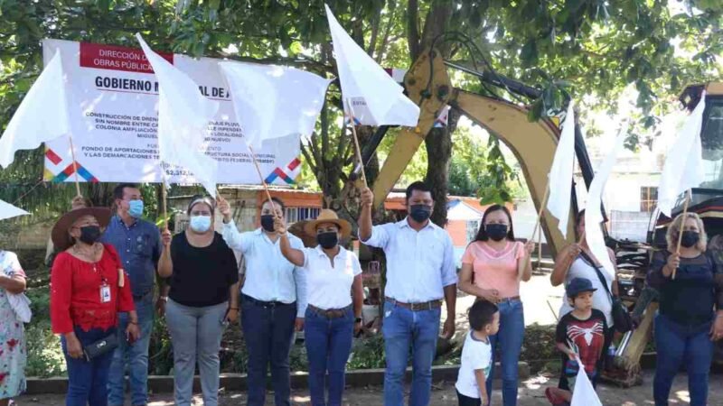 DA ALCALDE DE ATOYAC BANDERAZO EN AMPLIACIÓN BUENOS AIRES