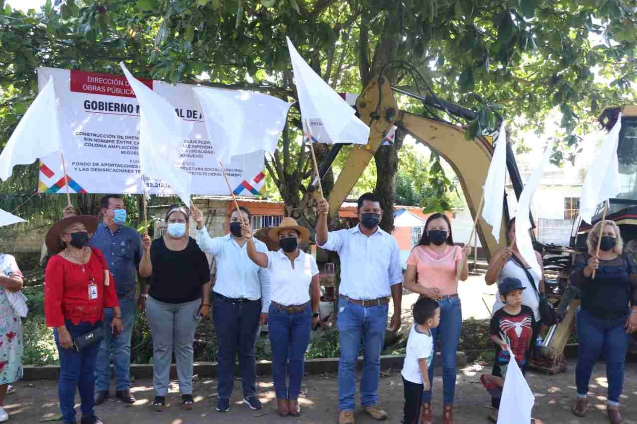 DA ALCALDE DE ATOYAC BANDERAZO EN AMPLIACIÓN BUENOS AIRES