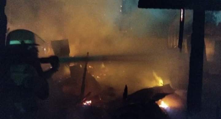 LE PRENDE FUEGO A SU CASA CON SU MADRE DENTRO