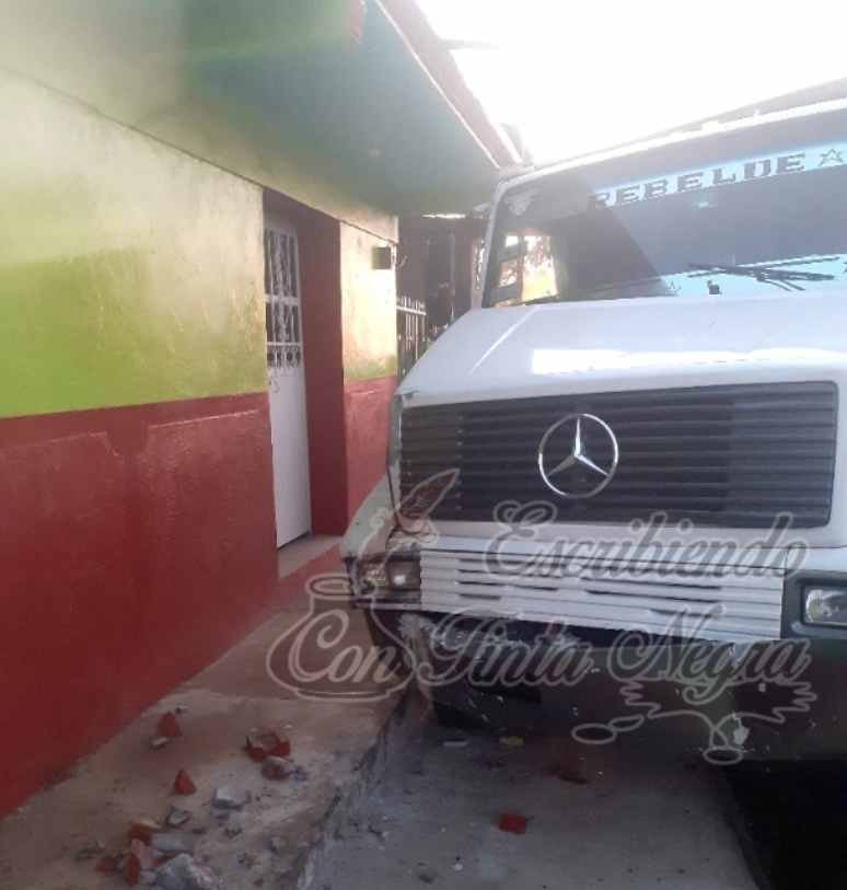 SE ESTRELLA VOLTEO CONTRA CASA