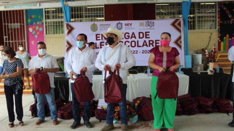 ENTREGAN PAQUETES DE ÚTILES ESCOLARES A ESTUDIANTES