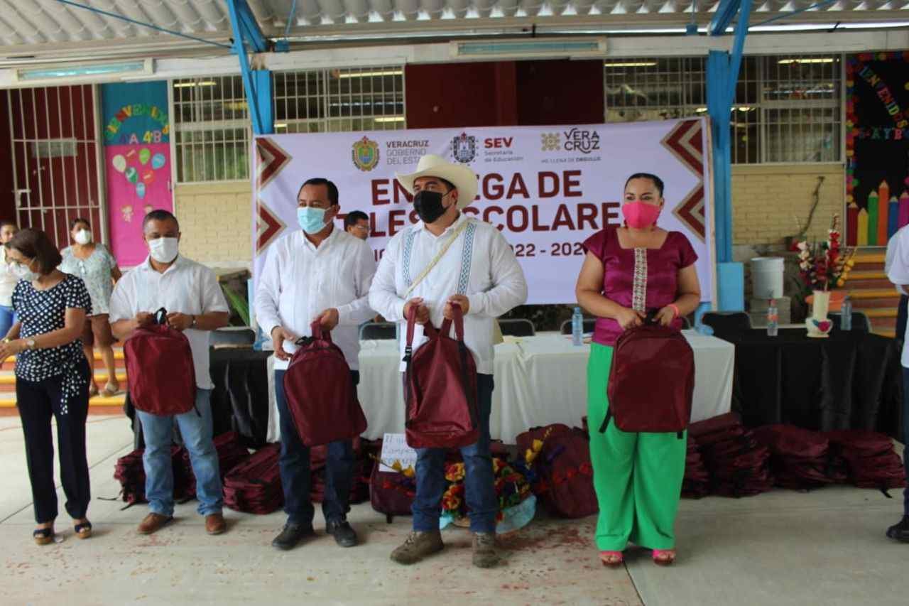 ENTREGAN PAQUETES DE ÚTILES ESCOLARES A ESTUDIANTES