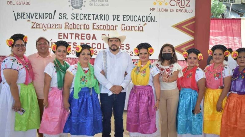 ZENYAZEN ENTREGA 1326 PAQUETES DE ÚTILES ESCOLARES EN EL TOTONACAPAN