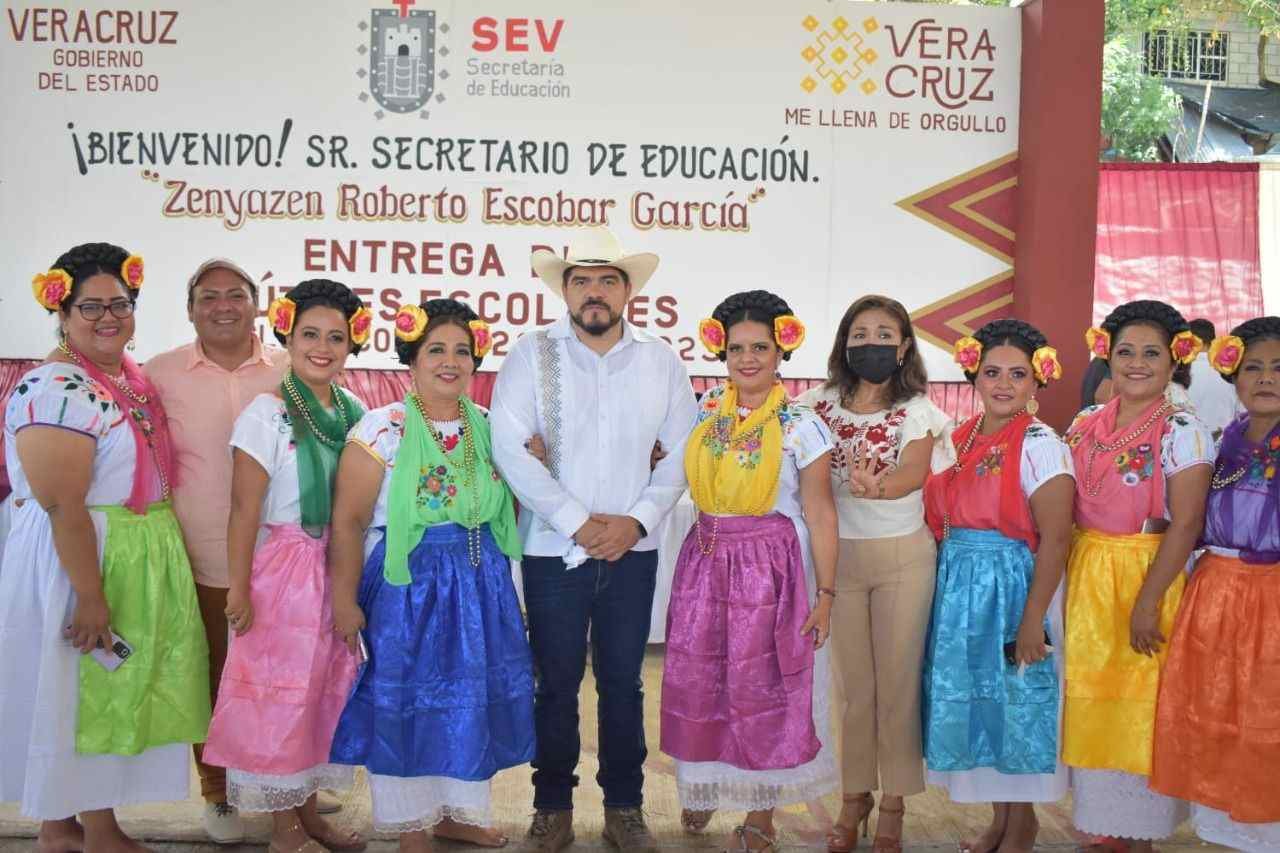 ZENYAZEN ENTREGA 1326 PAQUETES DE ÚTILES ESCOLARES EN EL TOTONACAPAN