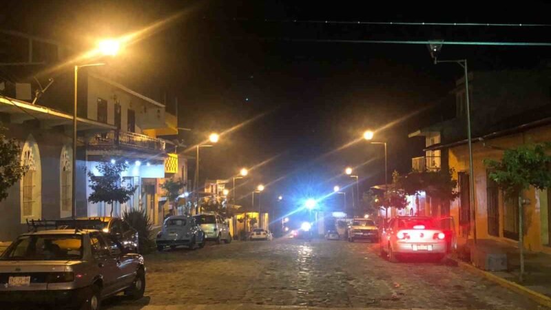 RESTABLECEN ILUMINACIÓN EN CALLES DE COSCOMATEPEC