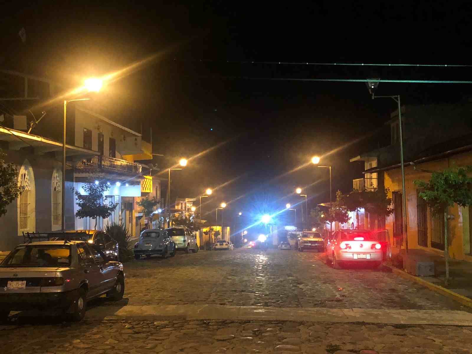 RESTABLECEN ILUMINACIÓN EN CALLES DE COSCOMATEPEC