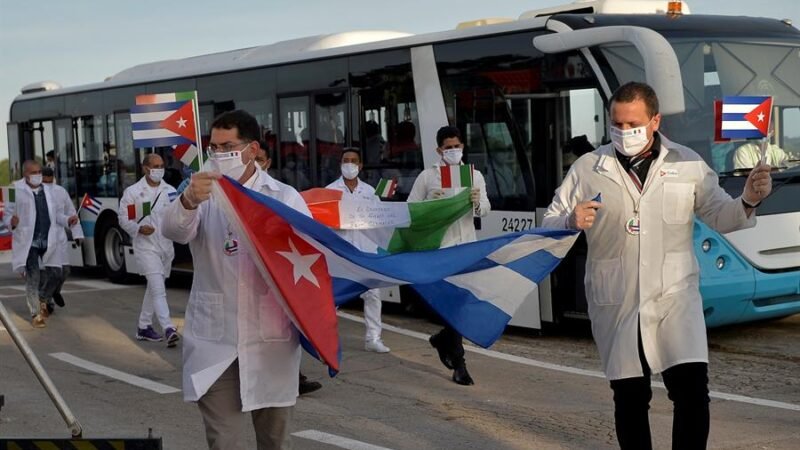 CUBA ENVÍA A MÉXICO NUEVO GRUPO DE 33 MÉDICOS
