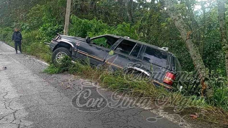 SE SALE CAMIONETA DE LA CARRETERA