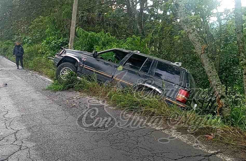 SE SALE CAMIONETA DE LA CARRETERA