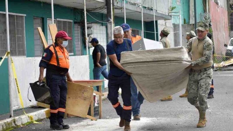 DESALOJAN A 18 PERSONAS DE EDIFICIO DE EX HUATUSQUITO