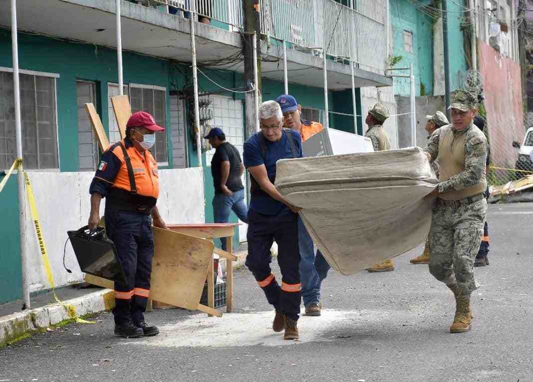 DESALOJAN A 18 PERSONAS DE EDIFICIO DE EX HUATUSQUITO