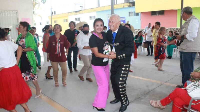 FESTEJAN 212 ANIVERSARIO DEL INICIO DE LA GUERRA DE INDEPENDENCIA EN EL CLUB DEL ABUELO