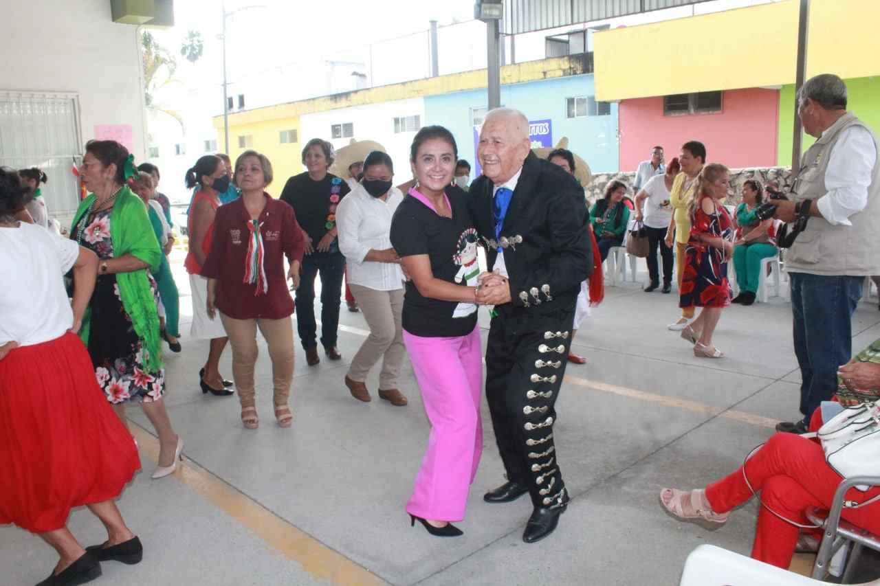 FESTEJAN 212 ANIVERSARIO DEL INICIO DE LA GUERRA DE INDEPENDENCIA EN EL CLUB DEL ABUELO