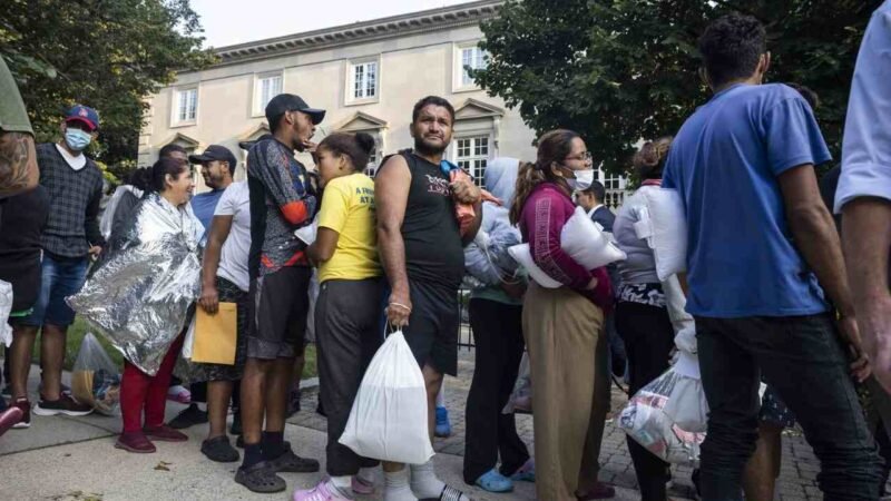 TEXAS ENVÍA A MIGRANTES A RESIDENCIA OFICIAL DE KAMALA HARRIS